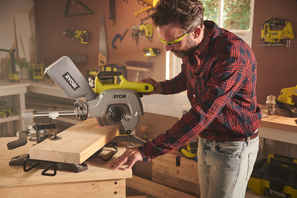 ONE + / Торцовочная пила RYOBI R18MS216-0 (без батареи)
