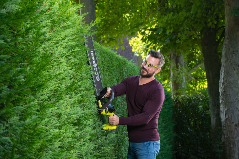 ONE + / Кусторез RYOBI RY18HT55A-140