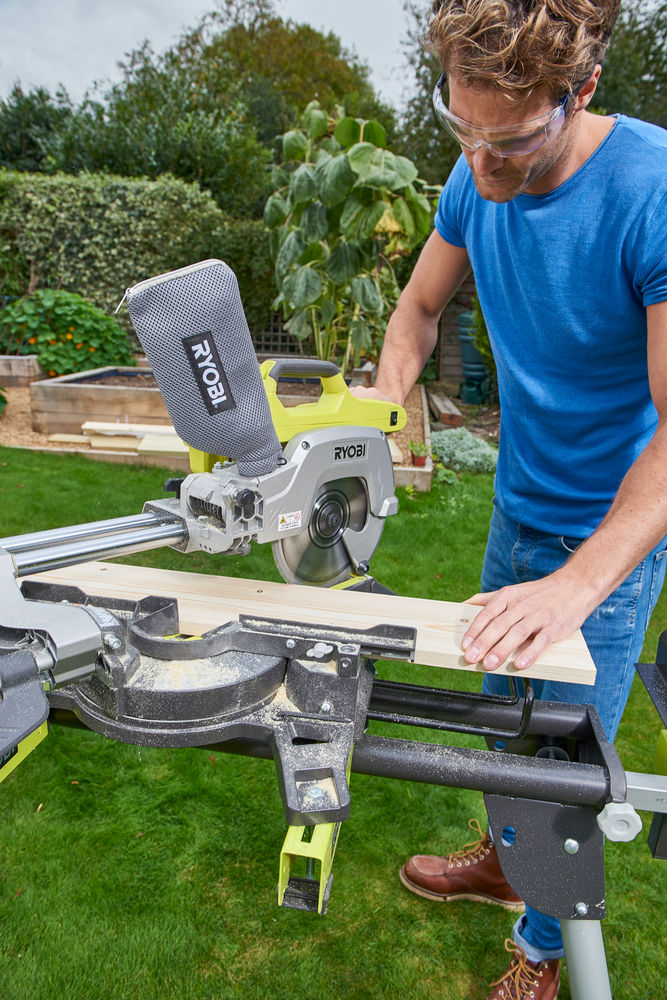 ONE + / Торцовочная пила RYOBI R18MS216-0 (без батареи)