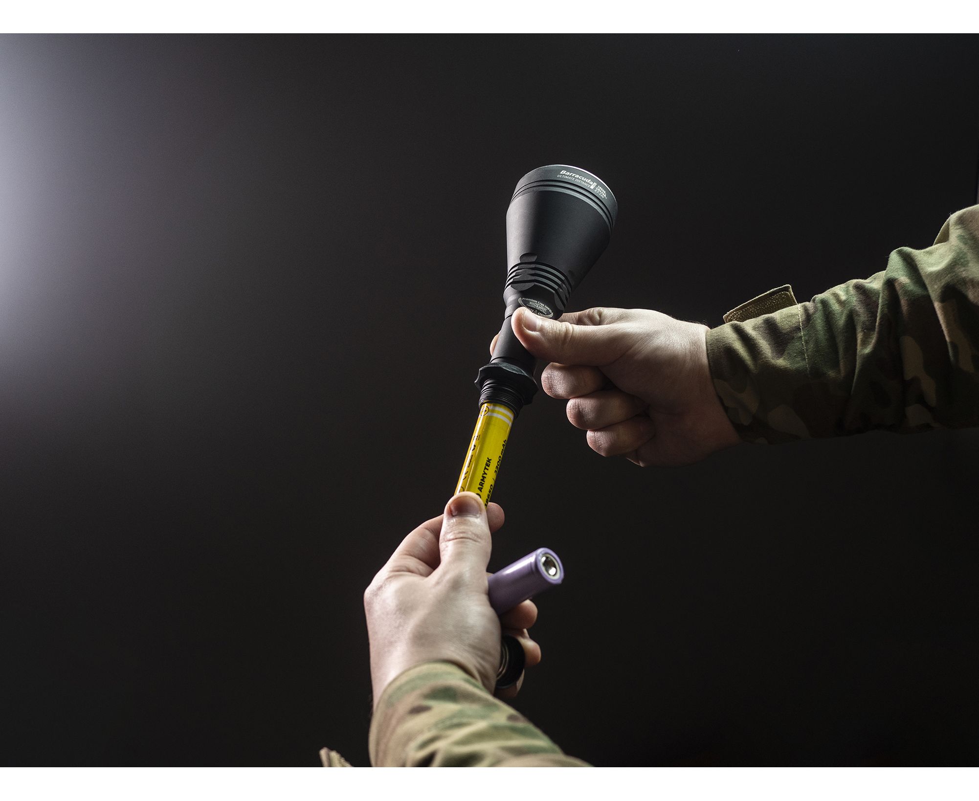 Фонарь Armytek Barracuda Pro XHP35 HI Белый