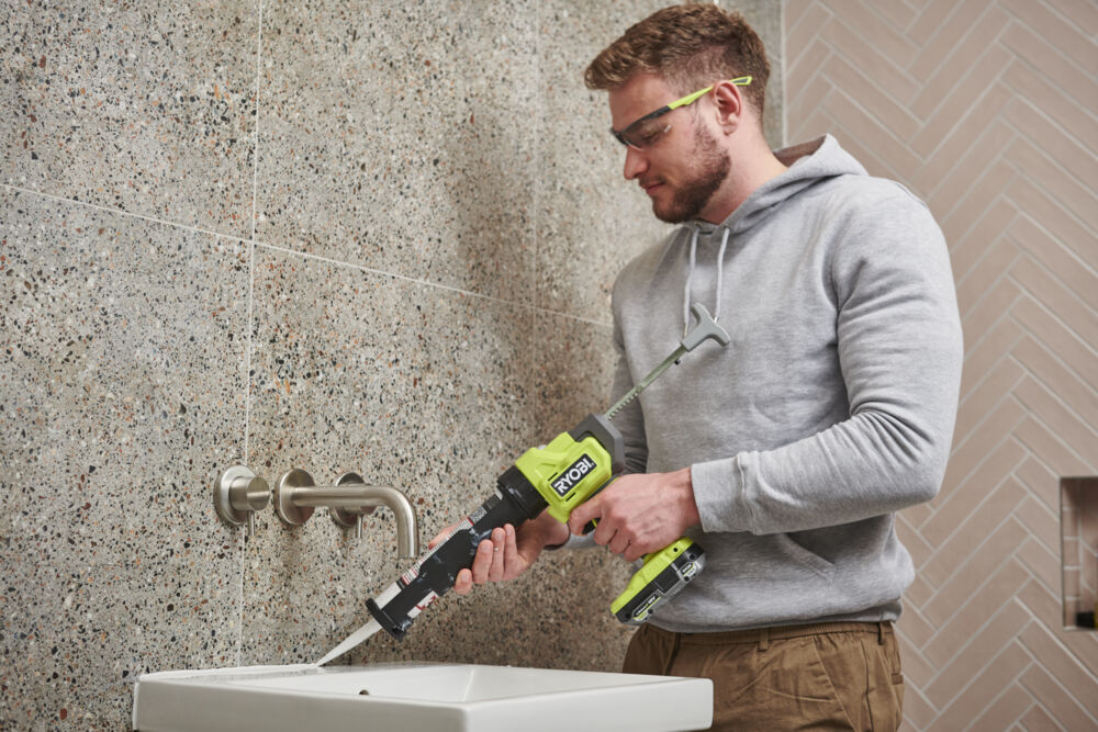 ONE + / Пистолет для герметика RYOBI RCG18-0 (без батареи)