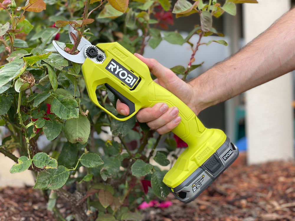ONE + / Секатор (сучкорез) RYOBI RY18SCA-0 (без батареи)