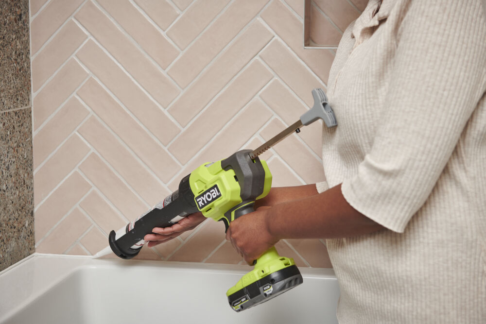 ONE + / Пистолет для герметика RYOBI RCG18-0 (без батареи)